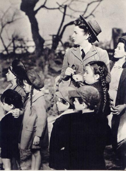 Scena del film "Verso l'ignoto" - regia di Bruce Manning - 1943 - attrice Deanna Durbin