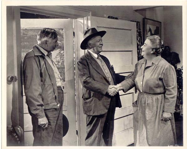 Scena del film "Forza Red" - regia di Lesley Selander - 1947 - attori Ray Collins, Guy Kibbee e Jane Darwell