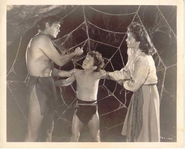 Scena del film "Tarzan contro i mostri" - regia di Wilhelm Thiele - 1943 - attori Johnny Weissmuller, Johnny Sheffield e Nancy Kelly