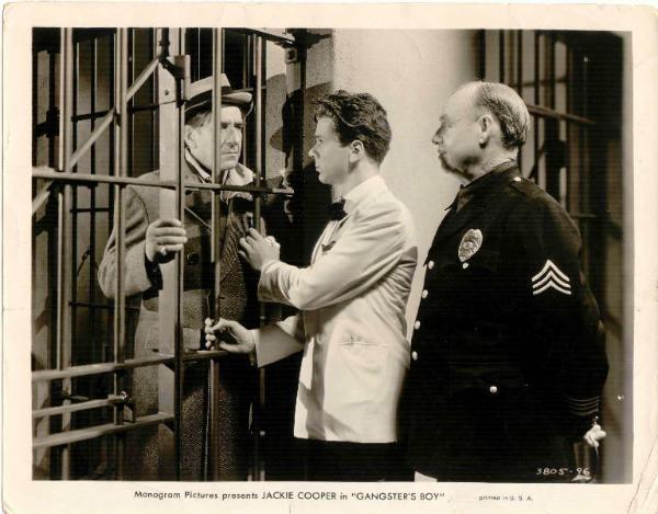 Scena del film "Il figlio del gangster" - regia di William Nigh - 1938 - attori Robert Warwick e Jackie Cooper