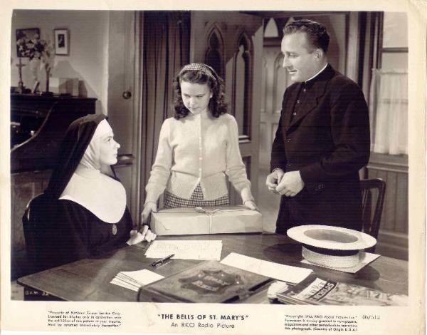 Scena del film "Le campane di Santa Maria" - regia di Leo Mc Carey - 1945 - attori Ingrid Bergman, Joan Carroll e Bing Crosby