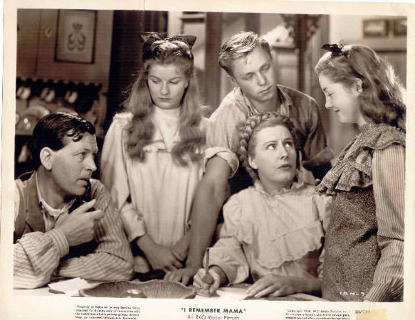 Scena del film "Mamma ti ricordo" - regia George Stevens - 1948 - attori Irene Dunne, Philip Dorn, Barbara Bel Geddes, Steve Brown e Peggy Mc Intyre