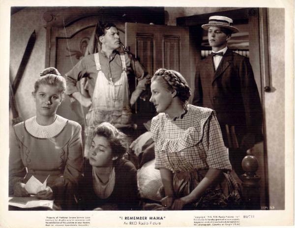 Scena del film "Mamma ti ricordo" - regia George Stevens - 1948 - attori Irene Dunne, Philip Dorn, Barbara Bel Geddes, Steve Brown e Peggy Mc Intyre