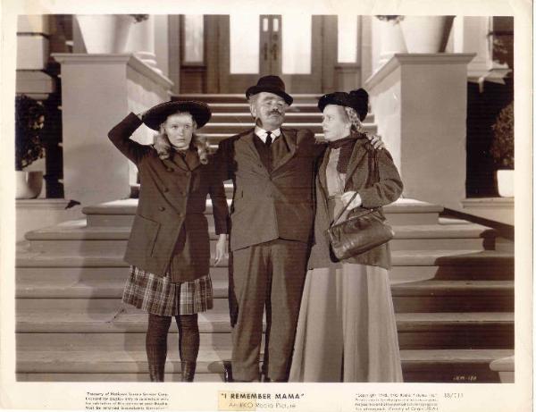 Scena del film "Mamma ti ricordo" - regia George Stevens - 1948 - attori Irene Dunne e Barbara Bel Geddes