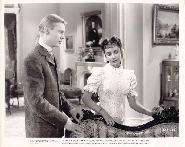 Scena del film "Vita col padre" - regia Michael Curtiz - 1947 - attore Elizabeth Taylor e Jimmy Lyndon