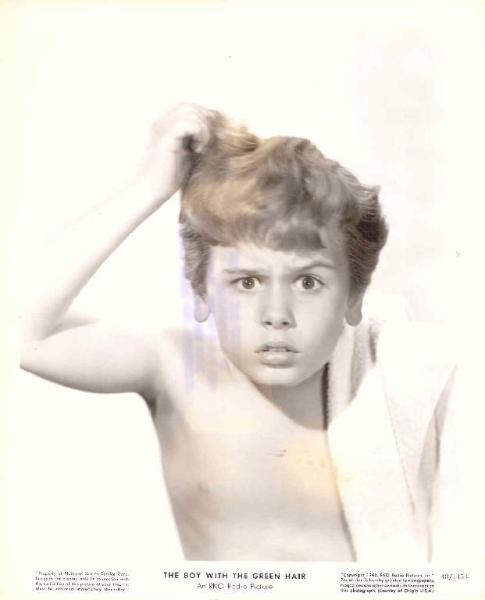 Scena del film "Il ragazzo dai capelli verdi" - regia Joseph Losey - 1948 - attore Dean Stockwell