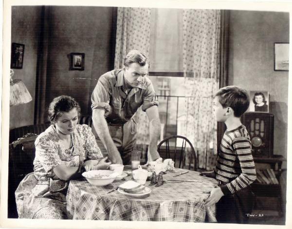 Scena del film "La finestra socchiusa" - regia Ted Tetzlaff - 1949 - attori Bobby Driscoll, Barbara Hale e Arthur Kennedy
