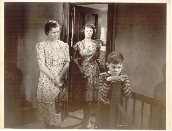 Scena del film "La finestra socchiusa" - regia Ted Tetzlaff - 1949 - attori Bobby Driscoll, Barbara Hale e Ruth Roman