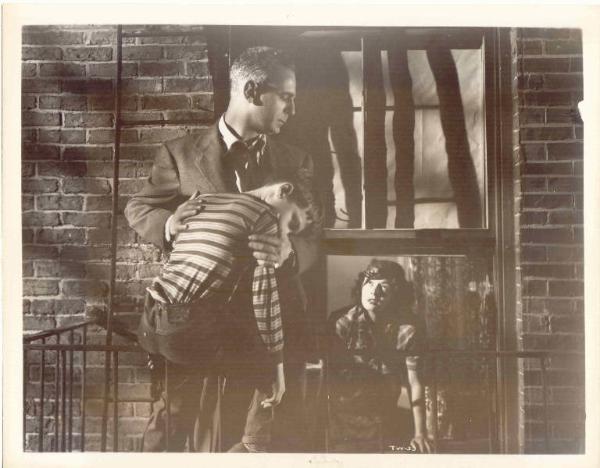 Scena del film "La finestra socchiusa" - regia Ted Tetzlaff - 1949 - attori Paul Stewart, Ruth Roman e Bobby Driscoll