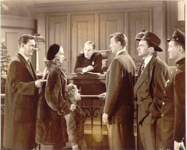 Scena del film "Tu partirai con me" - regia di Don Hartman - 1949 - attori Robert Mitchum, Wendel Corey, Janet Leigh, Gordon Gerbert e Henry Morgan