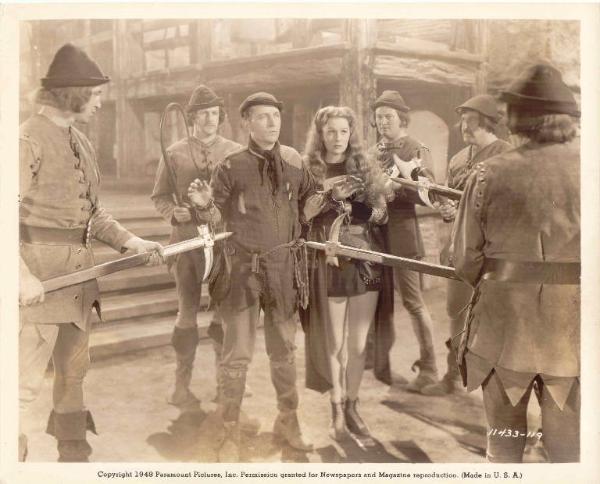 Scena del film "La corte di Re Artù" - regia di Tay Garnett - 1949 - attori Bing Crosby e Ronda Fleming