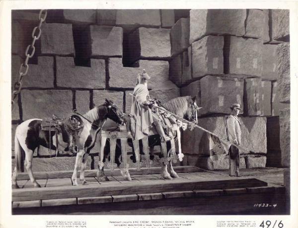 Scena del film "La corte di Re Artù" - regia di Tay Garnett - 1949 - attore Bing Crosby