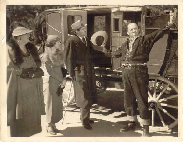 Scena del film "La corriera del West " - regia Edward F. Cline - 1935 - attori Edgar Kennedy e Evalyn Bostock