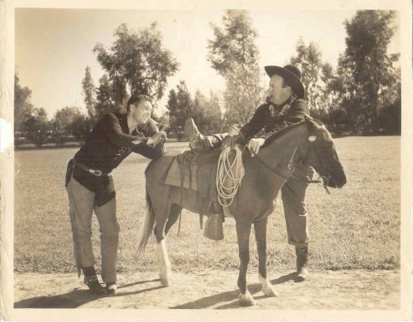 Scena del film "La corriera del West " - regia Edward F. Cline - 1935 - attori George O'Brien e Edgar Kennedy