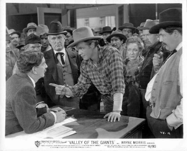 Scena del film "La valle dei giganti" - regia William Keighley - 1938 - attore Wayne Morris
