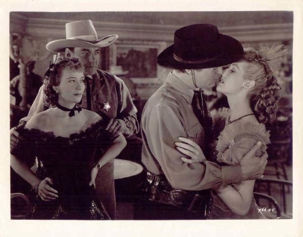 Scena del film "La carovana dei Mormoni" - regia Lew Landers - 1940 - attori Chester Morris, Anita Louise, Ona Munson e Buck Jones