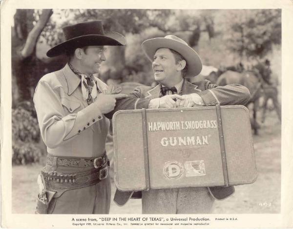 Scena del film "Deep in the Heart of Texas" - regia Elmer Clifton - 1942 - attori Tex Ritter e Fuzzy Knight