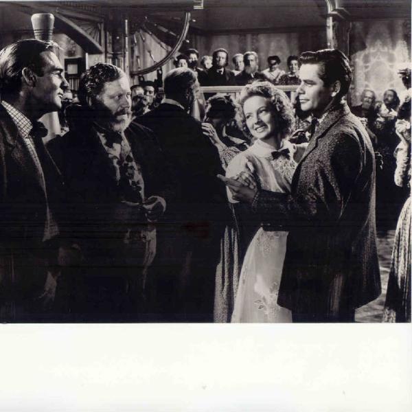 Scena del film "The Desperadoes" - regia Charles Vidor - 1943 - attori Randolph Scott, Evelyn Keyes e Glenn Ford