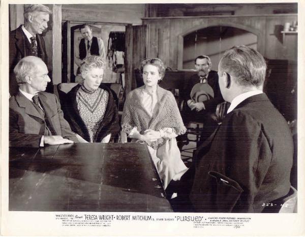 Scena del film "Notte senza fine" - regia Raoul Walsh - 1947 - attori Teresa Wright e Judith Anderson