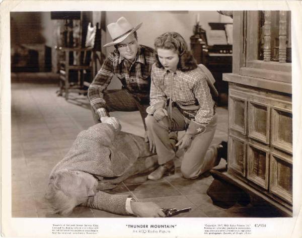 Scena del film "Fiamme sulla Sierra" - regia Lew Landers - 1947