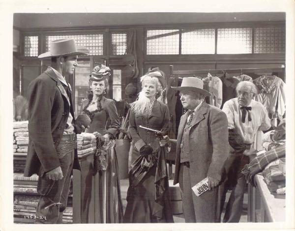 Scena del film "I rapinatori" - regia Joseph Kane - 1948 - attrice Ilona Massey