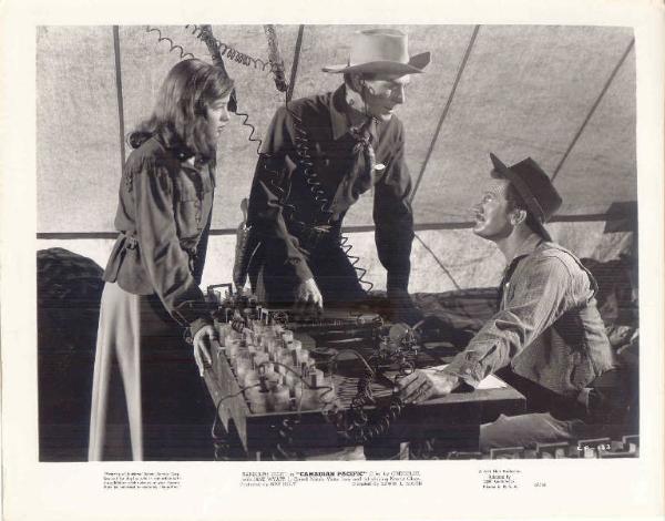 Scena del film "Amore selvaggio" - regia Edwin L. Marin - 1949 - attori Randolph Scott e Nancy Olson