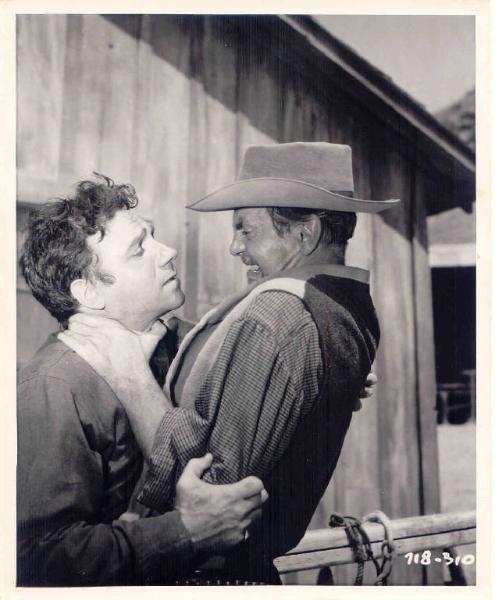 Scena del film "Verso la luce" o "Schiavi della Paura" - regia Peter Godfrey - 1950 - attori Dane Clark e Raymond Massey