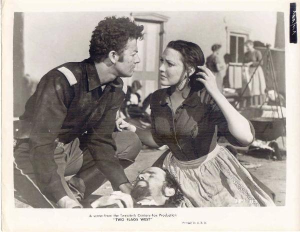Scena del film "Due bandiere all'ovest " (Two Flags West) - regia Robert Wise - 1950 - attore Cornel Wilde