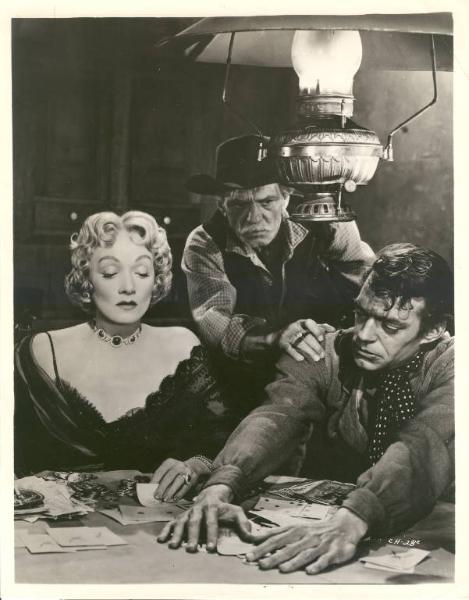 Scena del film "Rancho Notorious" - regia Fritz Lang - 1952 - attrice Marlene Dietrich