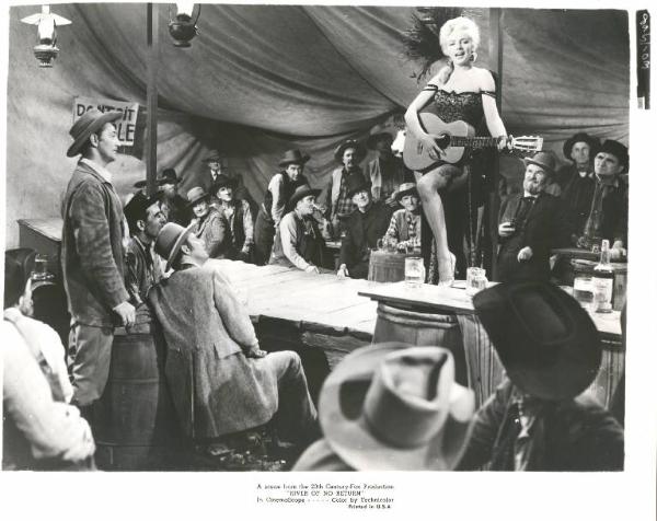 Scena del film "La magnifica preda" - regia Otto Preminger - 1954 - attori Marilyn Monroe e Robert Mitchum