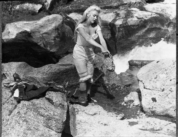 Scena del film "La magnifica preda" - regia Otto Preminger - 1954 - attrice Marilyn Monroe