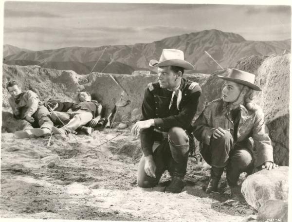 Scena del film "L'assedio delle sette frecce" - regia John Sturges - 1953 - attori William Holden e Eleanor Parker