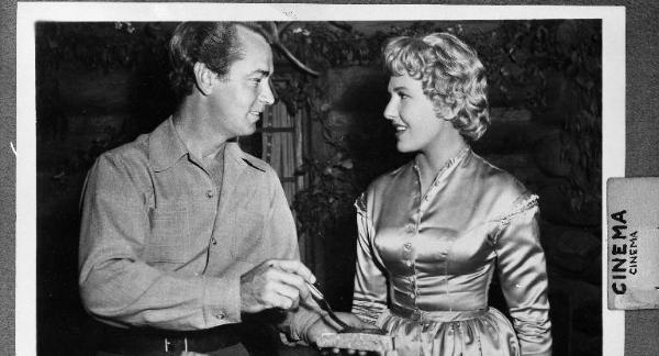 Scena del film "Il cavaliere della valle solitaria" - regia George Stevens - 1953 - attori Jean Arthur e Van Heflin