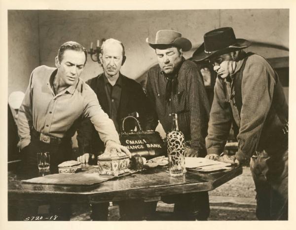 Scena del film "Pistole calde a Tucson" - regia Thomas Carr - 1958 - attori Forrest Tucker, Vaughn Taylor, Richard Reeves e Zon Murray