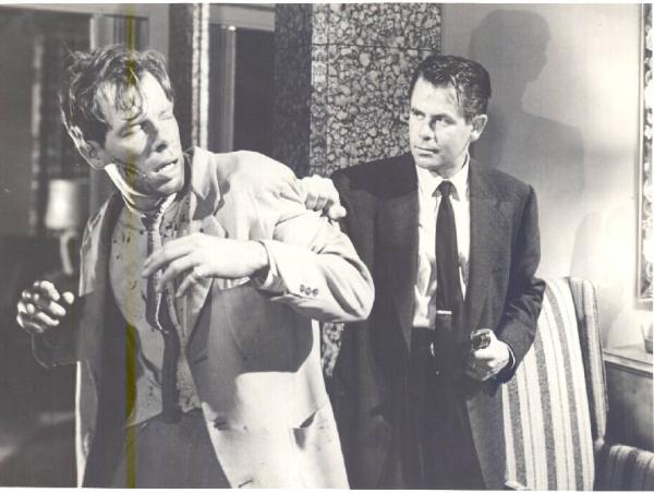 Scena del film "Il grande caldo" - regia Fritz Lang - 1953 - attori Glenn Ford e Lee Marvin