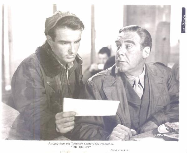 Scena del film "La città assediata" - regia George Seaton - 1950 - attori Montgomery Clift e Paul Douglas