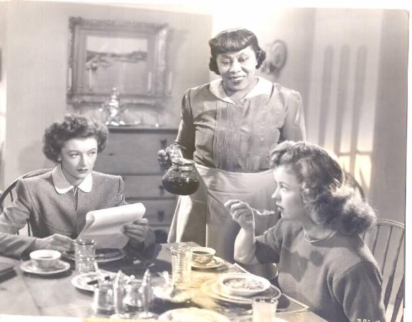 Scena del film "Vento di primavera" - regia Irving Reis - 1947 - attrici Myrna Loy e Shirley Temple