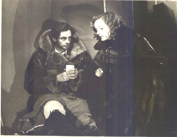 Scena del film "Atterraggio forzato" - regia Ken Annakin e Michael Clayton Chorlton - 1948 - attori Phyllis Calvert e Derek Bond
