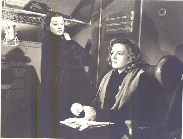 Scena del film "Atterraggio forzato" - regia Ken Annakin e Michael Clayton Chorlton - 1948 - attori Phyllis Calvert e Margot Grahame