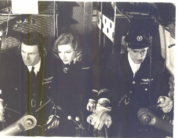 Scena del film "Atterraggio forzato" - regia Ken Annakin e Michael Clayton Chorlton - 1948 - attori Phyllis Calvert, Guy Rolfe e James Donald