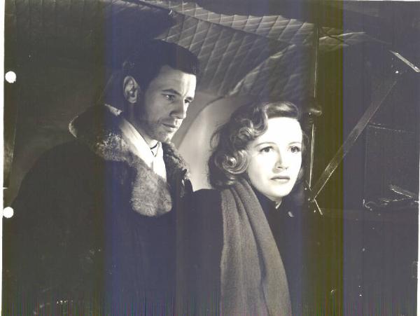 Scena del film "Atterraggio forzato" - regia Ken Annakin e Michael Clayton Chorlton - 1948 - attori Phyllis Calvert e James Donald