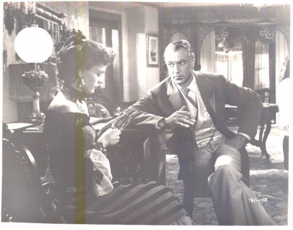 Scena del film "Le foglie d'oro" - regia Michael Curtiz - 1950 - attori Gary Cooper e Lauren Bacall