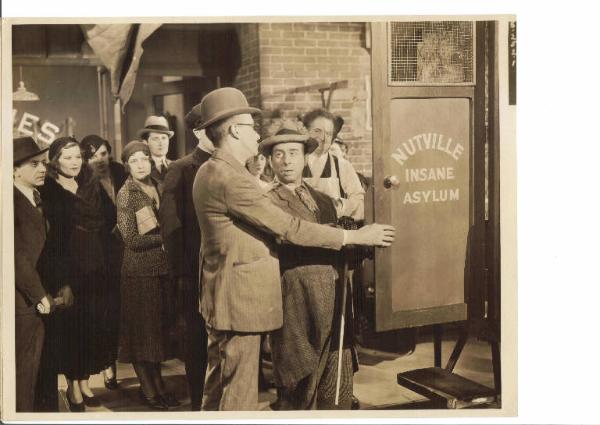 Scena del film "Breaking Even" - regia Aubrey Scotto - 1932- attori Tom Howard e George Shelton (?)