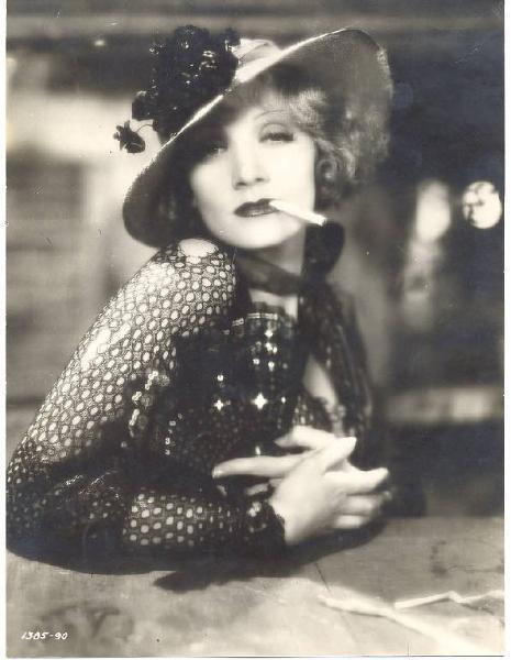 Scena del film "Venere bionda" - regia Josef von Sternberg - 1932 - attrice Marlene Dietrich