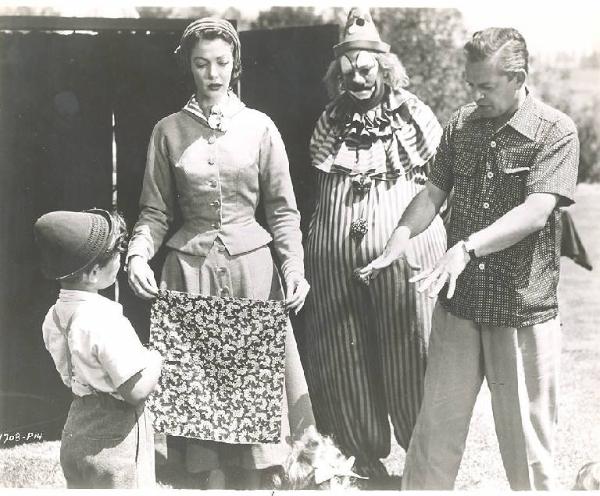 Scena del film "Perdonami se mi ami" - regia Joseph Pevney - 1952 - attrice Loretta Young e regista Joseph Pevney