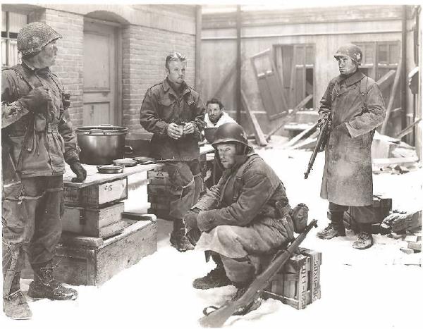 Scena del film "Bastogne" - regia William A. Wellman - 1949 - attori Van Johnson, John Hodiak e George Murphy