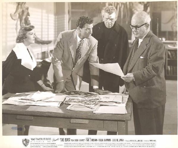 Scena del film "Il risveglio del dinosauro" - regia EugÃ¨ne LouriÃ© - 1953 - attori Cecil Kellaway, Paula Raymond e Paul Hubschmid