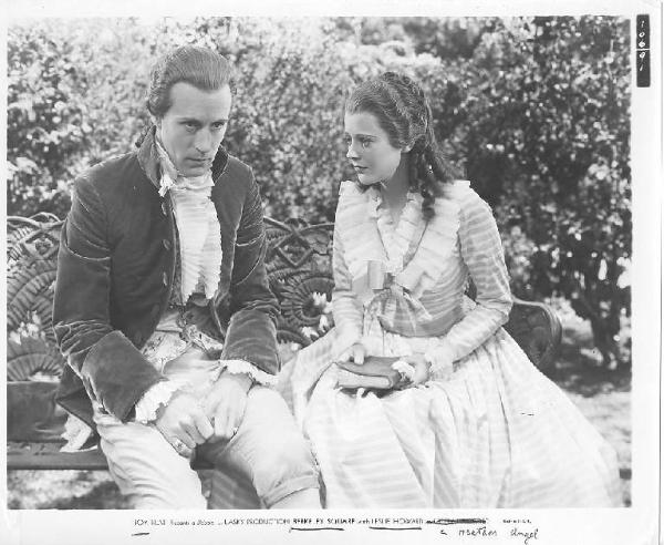 Scena del film "La strana realtà di Peter Standish" - regia Frank Lloyd - 1933 - attori Leslie Howard e Heather Angel