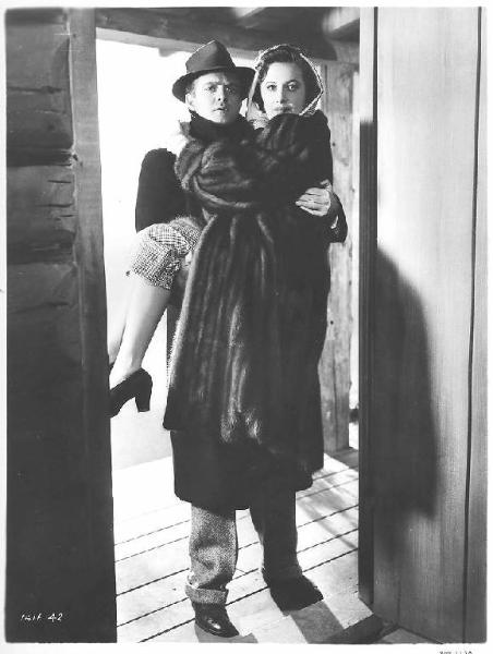 Scena del film "La moglie ricca" - regia Robert Zigler Leonard - 1948 - attori Barbara Stanwyck e Van Heflin