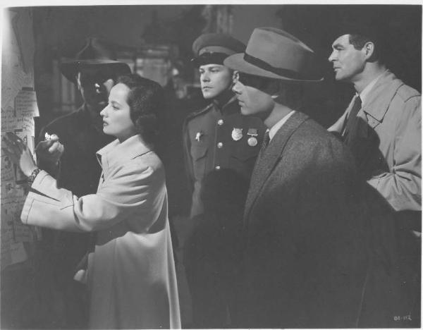 Scena del film "Il treno ferma a Berlino" - regia Maurice Elvey - 1948 - attrice Merle Oberon